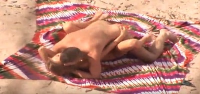 Cámara oculta pilla a una pareja follando en la playa