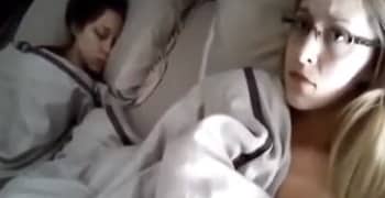 Se masturba y se corre con su hermana dormida al lado