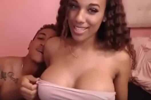 A la negra se le ve muy contenta con su rabo negro en el coño