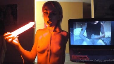 Kelly Copperfield se come una polla LED enorme frente a la webcam