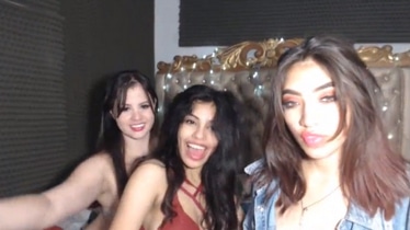 Tres putitas hermosas de fiesta delante de la webcam