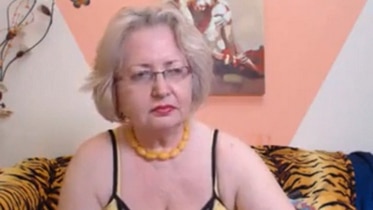 Abuela rubia tetona se hace la sexy frente a la webcam